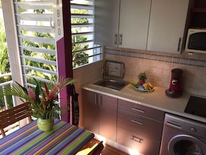 Geladeira, micro-ondas, fogão, cooktop