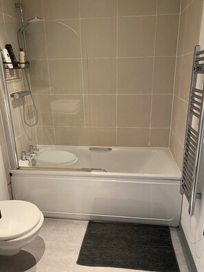 Apartment | Badezimmer | Dusche, Haartrockner, Handtücher