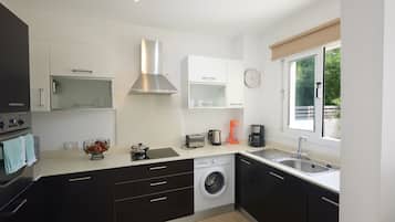 Villa, 3 Bedrooms, Private Pool, Garden View | Private kitchen