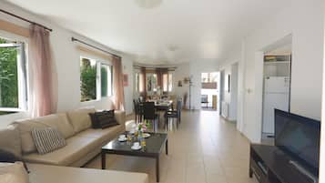 Villa, 3 Bedrooms, Private Pool, Garden View | Living area