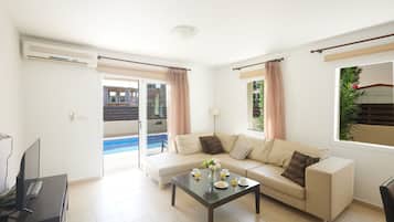 Vila, 3 quartos, piscina particular, vista para o jardim | Área de estar