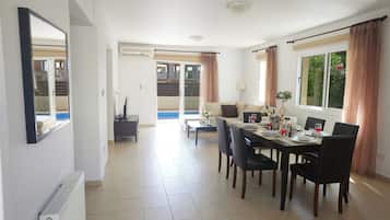 Villa, 3 Bedrooms, Private Pool, Garden View | Dining
