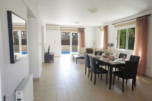 Villa, 3 Bedrooms, Private Pool, Garden View | Tempat makan