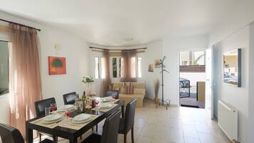Villa, 3 Bedrooms, Private Pool, Garden View | Dining