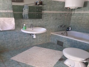 Apartment (Two Bedroom Apartment with Terrace an) | Bathroom | Bathtub, towels - Apartment Marijana (Obrovac)