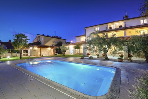 Studio app, pool, garden with barbecue, sun loungers, close to the beach