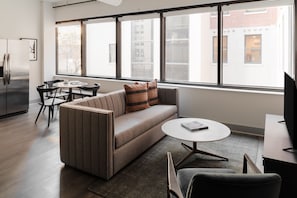 經典公寓, 1 間臥室 (Self Check-in with Virtual Front Desk) | 起居區 | 50-吋平面電視、數位頻道、電視