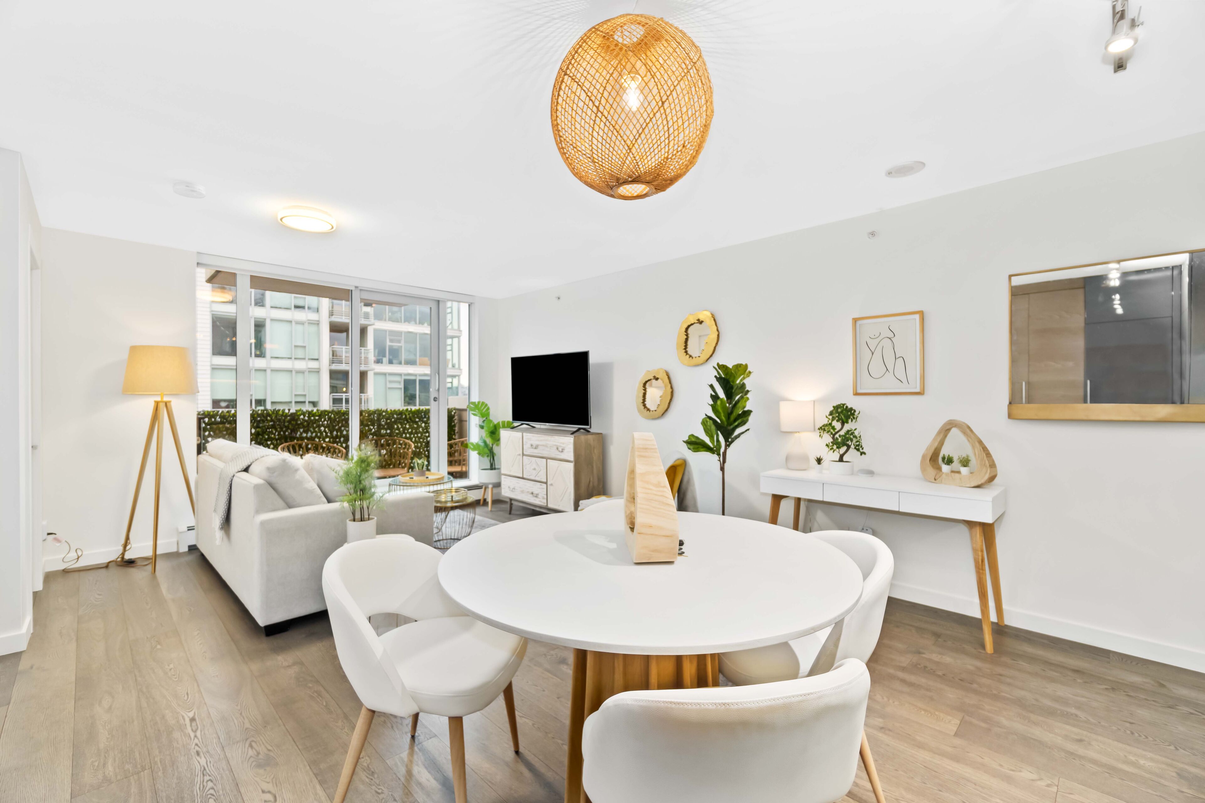Bright Chinatown Condo, Free Parking & City Views - 노스밴쿠버