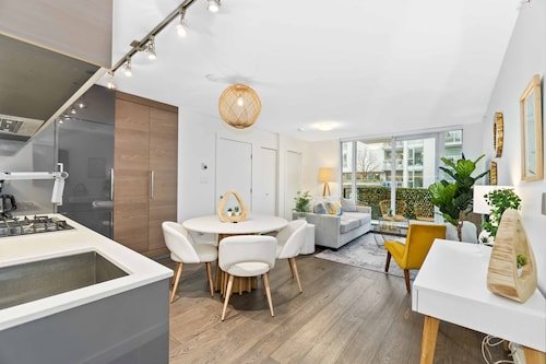 1BD Downtown Vancouver Condo with Free Parking