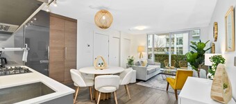 1BD Downtown Vancouver Condo with Free Parking