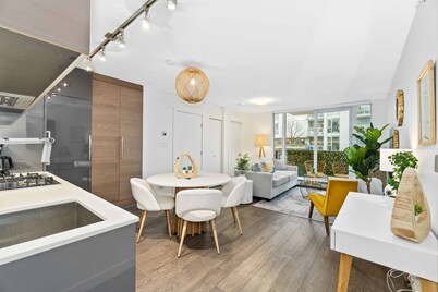 1BD Downtown Vancouver Condo with Free Parking