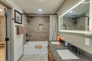 Een douche, een bubbelbad, een haardroger, handdoeken