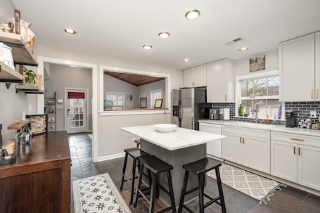 Fridge, microwave, oven, stovetop. Cozy Hometown Getaway!