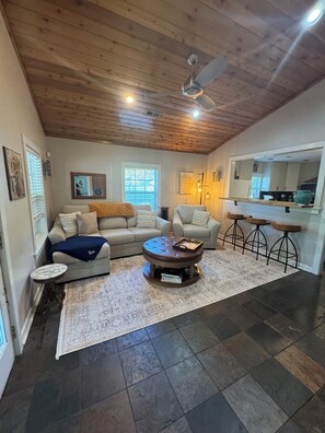 Smart TV, books - Cozy Hometown Getaway! (Waxhaw)