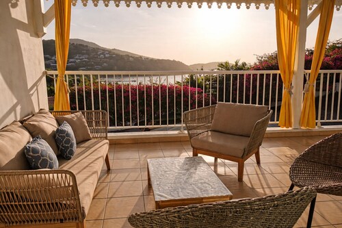 3-bedroom apartment with panoramic view of Anse à l'Ane bay, 2 steps from the beach