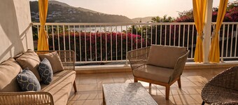 3-bedroom apartment with panoramic view of Anse à l'Ane bay, 2 steps from the beach