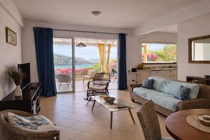 Een smart-tv en boeken