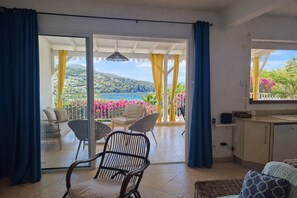 Een smart-tv en boeken