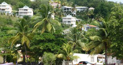 3-bedroom apartment with panoramic view of Anse à l'Ane bay, 2 steps from the beach