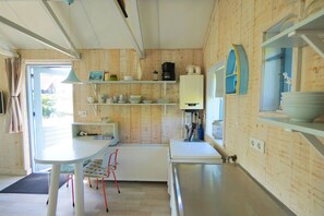 Een koelkast, een kookplaat, een koffiezetapparaat/waterkoker