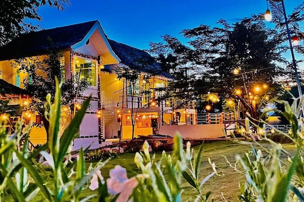 Aamiainen, lounas ja illallinen; näkymät puutarhaan