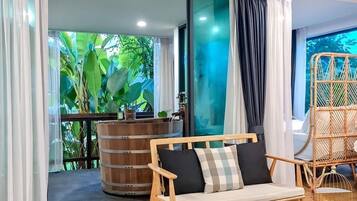 Minibar con artículos gratuitos y decoración personalizada