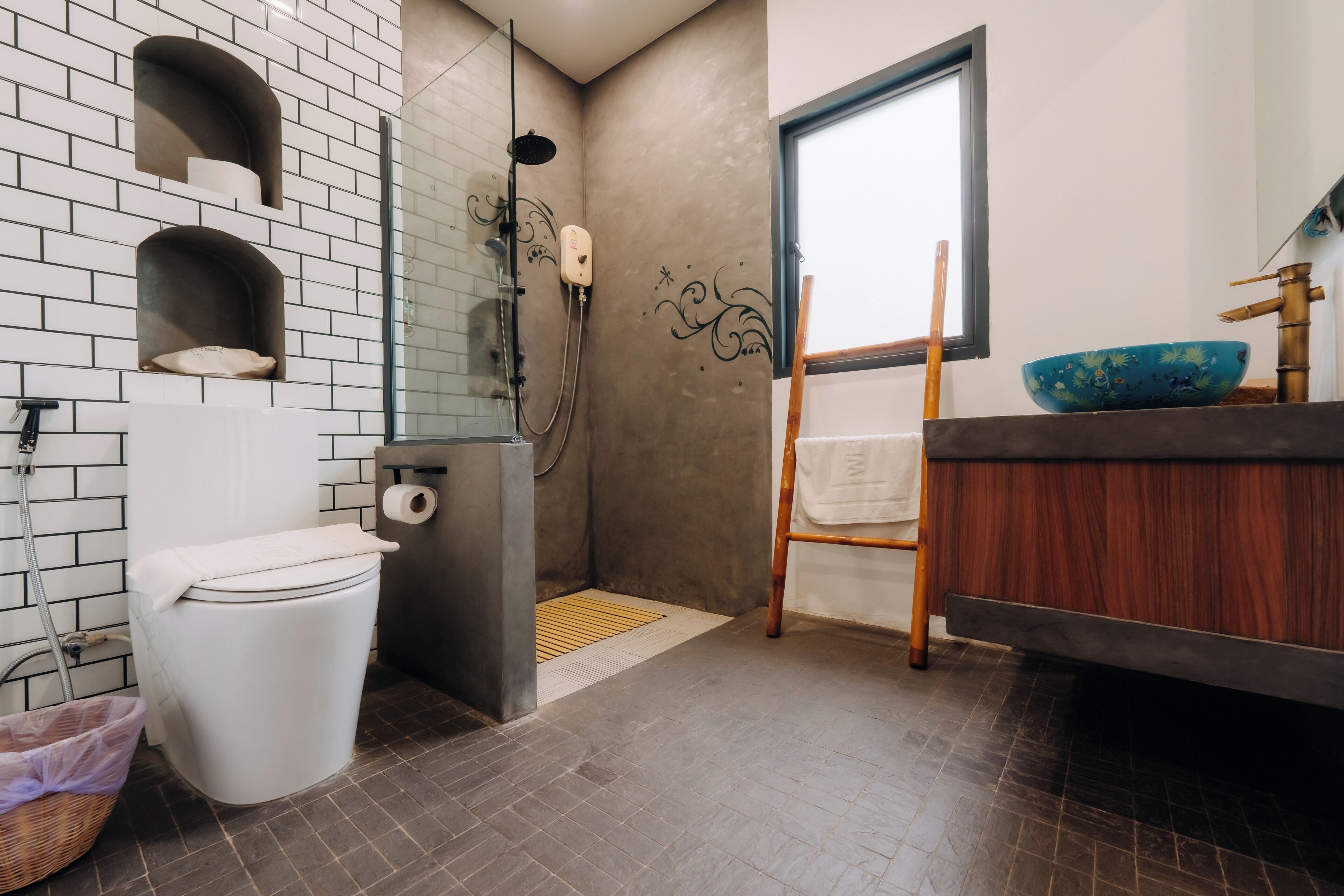Ein modernes Badezimmer mit Dusche, Toilette und Waschbecken.