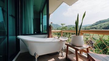 Sweet Farmer (King Bed) | Bathroom | Free toiletries, hair dryer, bathrobes, slippers