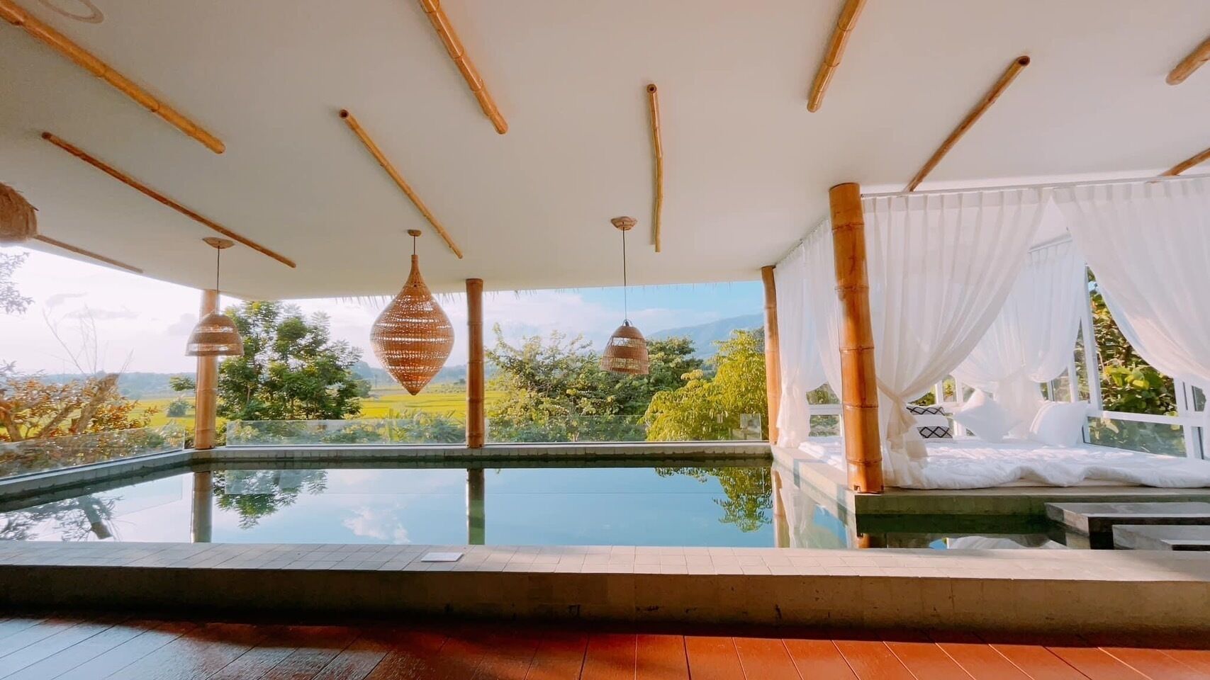 Un área de piscina tranquila con vistas a exuberante vegetación y montañas.
