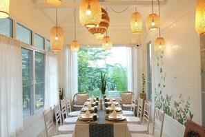 Ofereix vistes al jardí i s'hi serveixen esmorzars, dinars i sopars 
