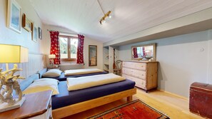 3 bedrooms, desk, iron/ironing board, free WiFi