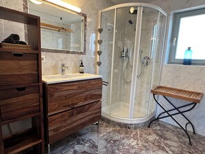 Douche, articles de toilette écologiques, séchoir à cheveux