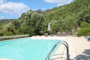 Una piscina al aire libre, una piscina climatizada