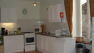 Kühlschrank, Mikrowelle, Ofen, Geschirrspüler