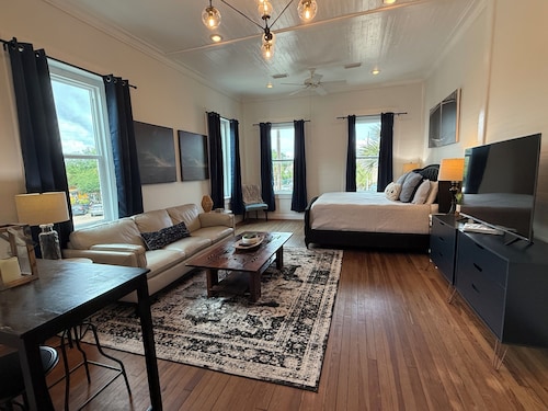 In the heart of downtown Apalach w/ restaurants, shops & waterfront within steps