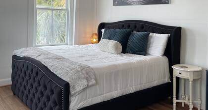 In the heart of downtown Apalach w/ restaurants, shops & waterfront within steps