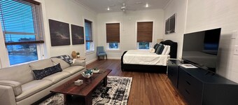 In the heart of downtown Apalach w/ restaurants, shops & waterfront within steps