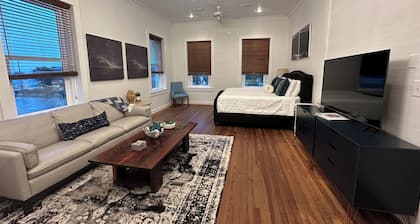 In the heart of downtown Apalach w/ restaurants, shops & waterfront within steps