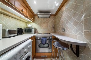 Frigorifero, microonde, forno, bollitore elettrico