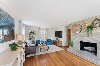 Light & Bright  4 Bed  Hot Tub  Patio  Private Parking and Yard Near OSU