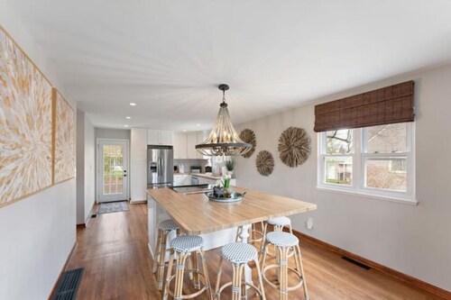 Light & Bright  4 Bed  Hot Tub  Patio  Private Parking and Yard Near OSU