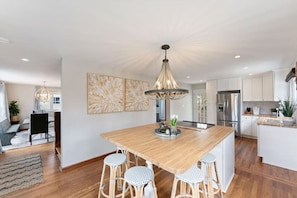 Interior - Light & Bright  4 Bed  Hot Tub  Patio  Private Parking and Yard Near OSU (Columbus)