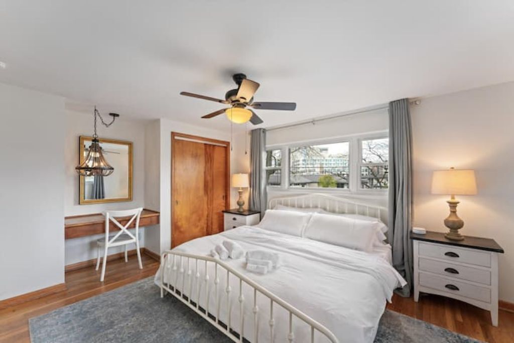 4 bedrooms, desk, WiFi, bed sheets