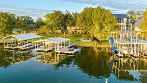 Una proprietà sul lago con pontili, un varco per imbarcazioni coperto e una casa con veranda.