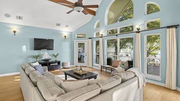 TV connectée, livres, espaces bureaux