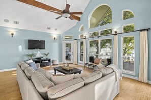 Smart TV, libros y oficina 