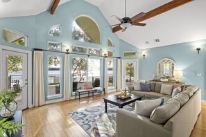 TV connectée, livres, espaces bureaux