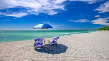Beach nearby, sun loungers, beach towels
