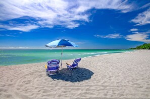 Vlak bij het strand, ligstoelen aan het strand, strandlakens