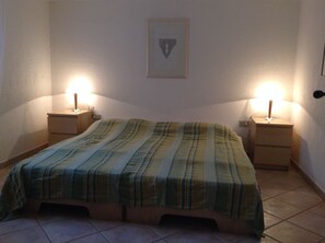 2 bedrooms, iron/ironing board, travel cot, free WiFi